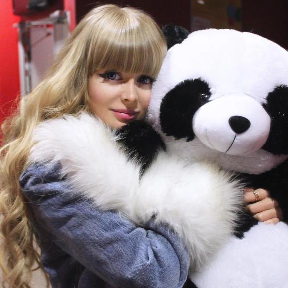 她是最像芭比娃娃的女孩却被父母掌控了人生