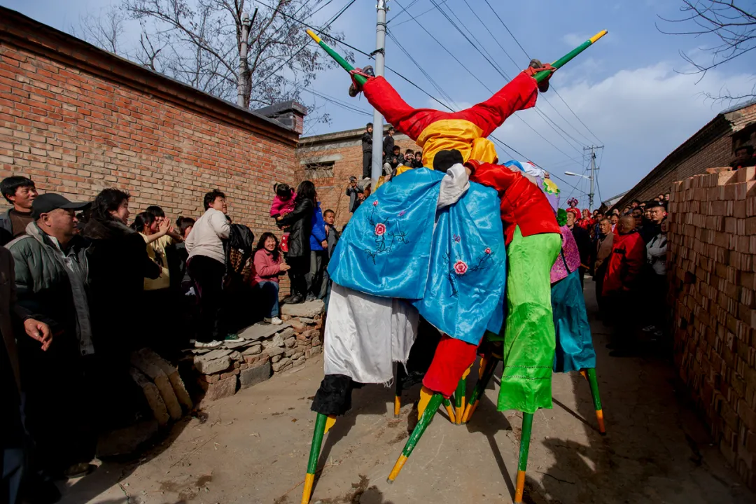 叠罗汉(也叫莲花桩),高跷会高难造型之一.