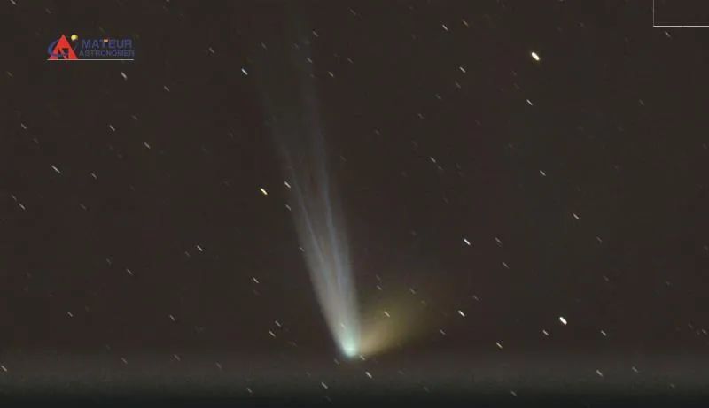 照片中的彗星 为什么往往有多条彗尾