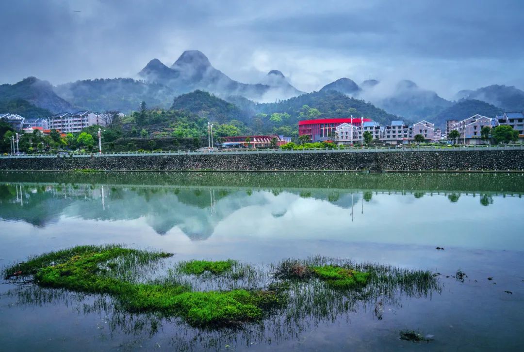 (煙雨氤氳中的連南瑤族博物館和高寒山區移民新村.