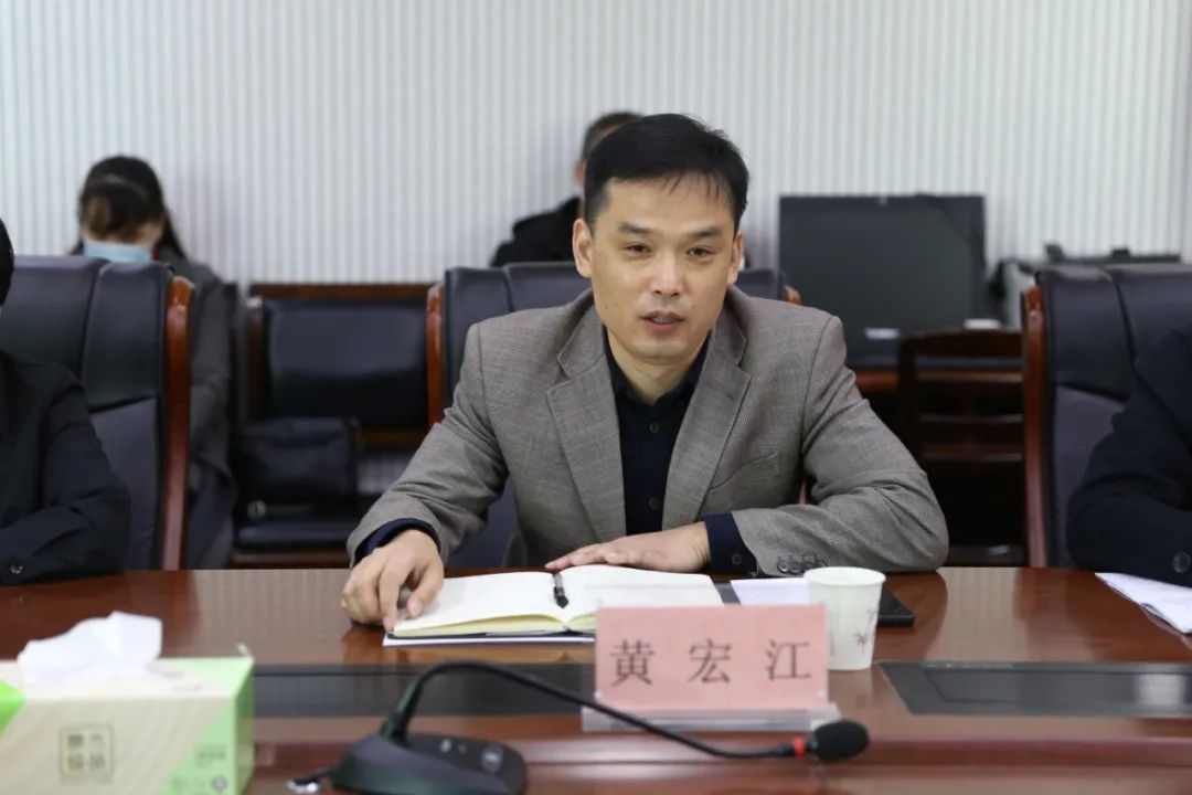 王松涛建言献策市纪委监委一室主任姚红卫建言献策座谈会前还向各界