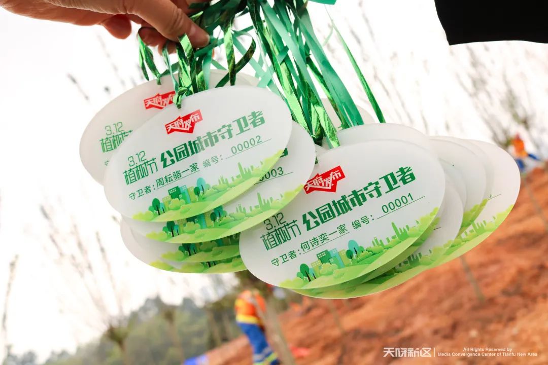 孙诗蔓一家的小树点头示意与丁宥溪一家的小树合影留念帮谢慧颖一家的