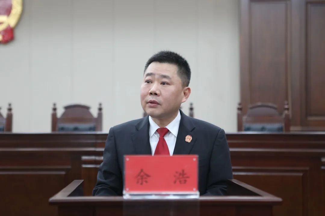 在院党委委员,政治部主任余浩的带领下,全体党员集体重温入党誓词