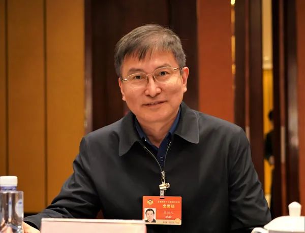 两会聚焦 | 张喆人,张英认真履职,积极建言献策