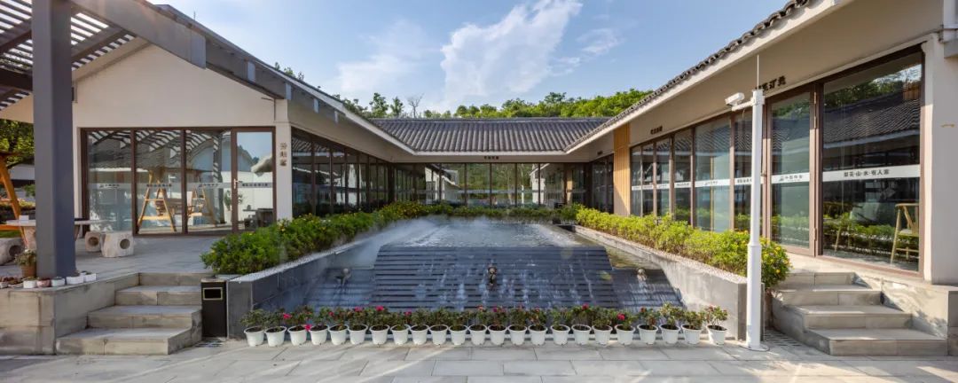 给儿子过生辰定格幸福瞬间的地点选在梨园雅舍呢?