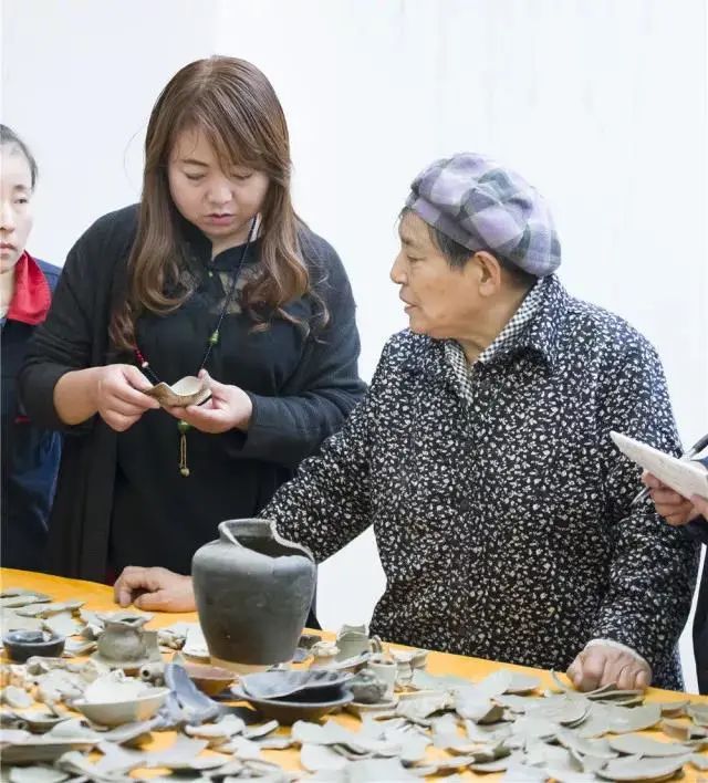 巾帼荣耀全国三八红旗手梁亚萍传承精湛技艺弘扬耀瓷文化