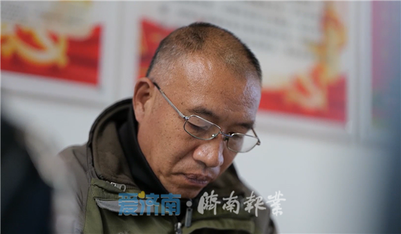 全国脱贫攻坚先进个人李洪文摩托车上的第一书记