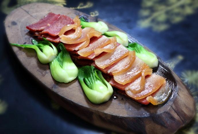 包括刀工,火候和操作技术,徽菜之重火工是历来的优良传统,其独到之处