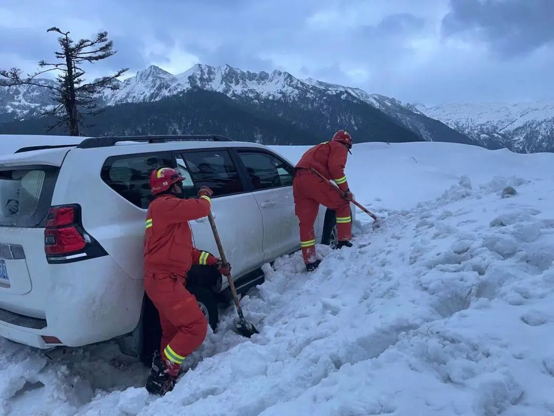 风雪交加,高山垭口雪地4小时紧张救援被困车辆