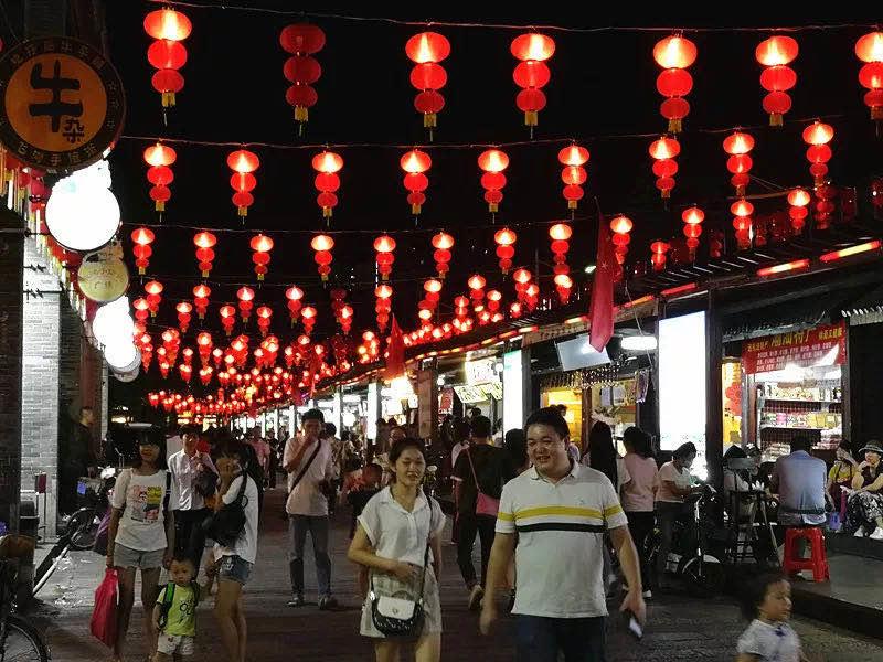 以黄飞鸿命名的商业步行街,黄飞鸿纪念馆就设在其中,是佛山以小吃闻名