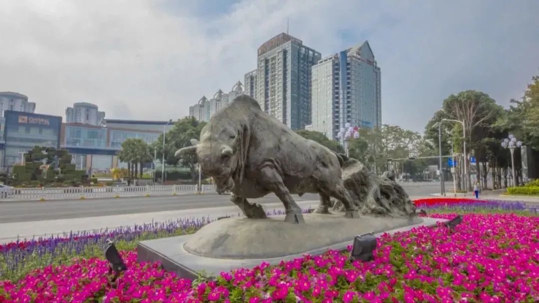 从整体造型来看 《开荒牛》雕塑为 一头老黄牛奋力向前 努力拉起树根