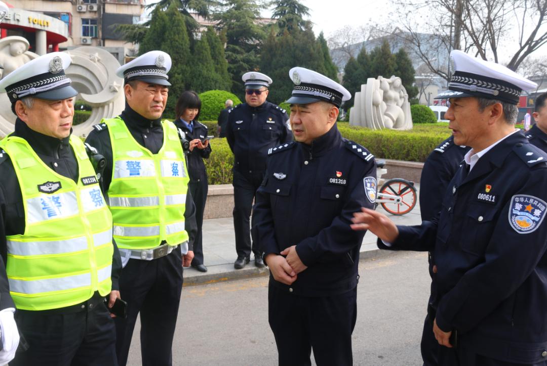 临汾市公安局交警支队党委书记曹国刚同志带领支队党委班子实地研判