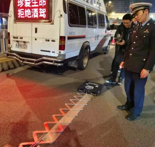 赣州查酒驾再升级破胎器来了