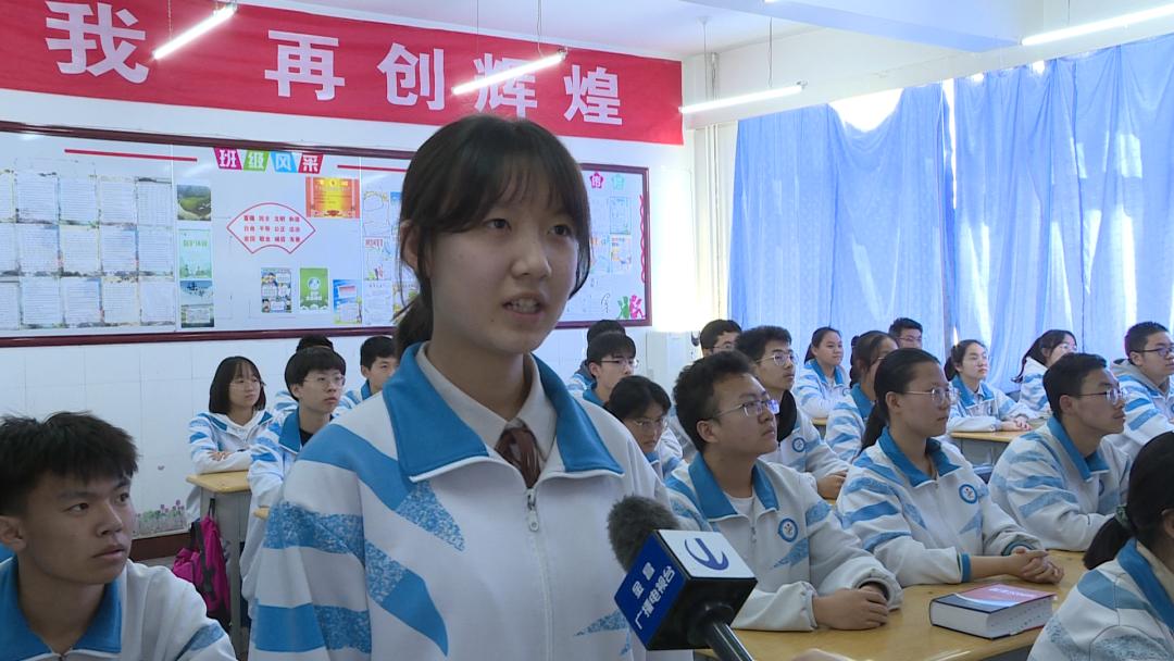 金昌市一中高二2班学生 李媛作为新时代的青年,我们要主动向党靠拢