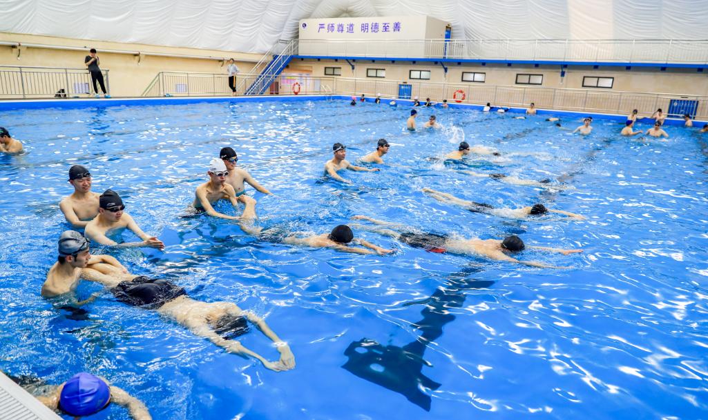 游泳纳入连云港这所学校的体育课