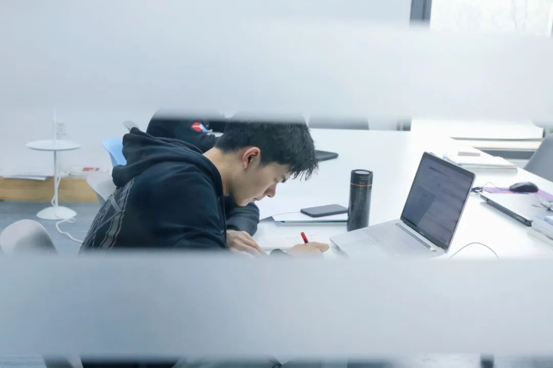 奋力拼搏捕捉到西电er专心致志的背影灯光明亮的考研自习室考研自习室