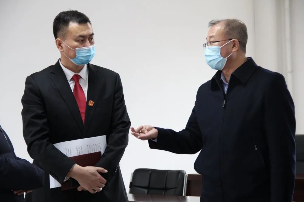 工作组通过查阅资料,抽查笔记等方式,全面了解了五大连池法院队伍教育