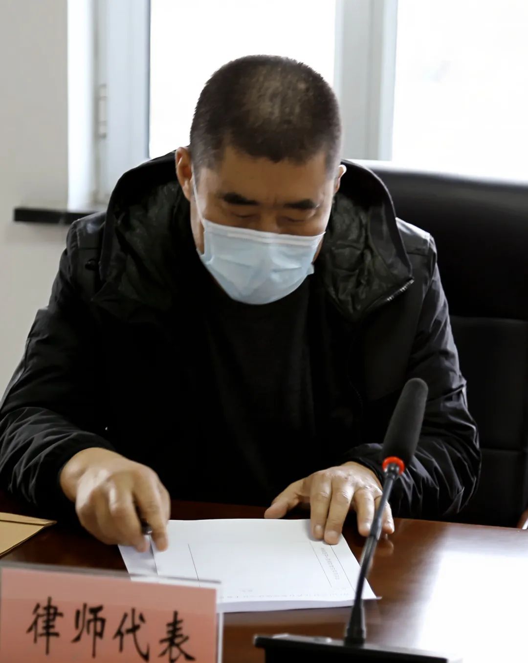 政治部主任宋丽丽主持座谈会党组成员,副院长安宏通报了青冈法院队伍