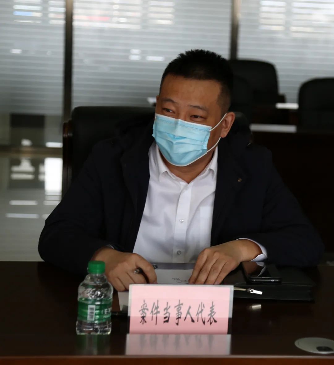 政治部主任宋丽丽主持座谈会党组成员,副院长安宏通报了青冈法院队伍