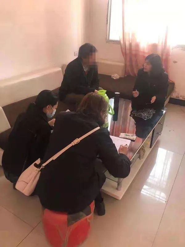 邻里之间起纠纷法官调解促和谐