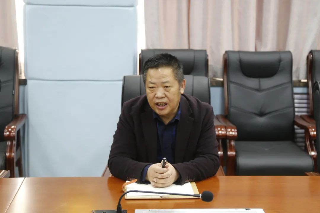 会议由党组成员,副院长刘兴龙同志主持,区法院队伍教育整顿领导小组
