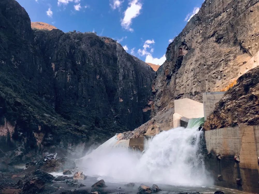 据洪振伟,李钊介绍,在红石岩堰塞湖整治工程可行性研究的"破"和"立"