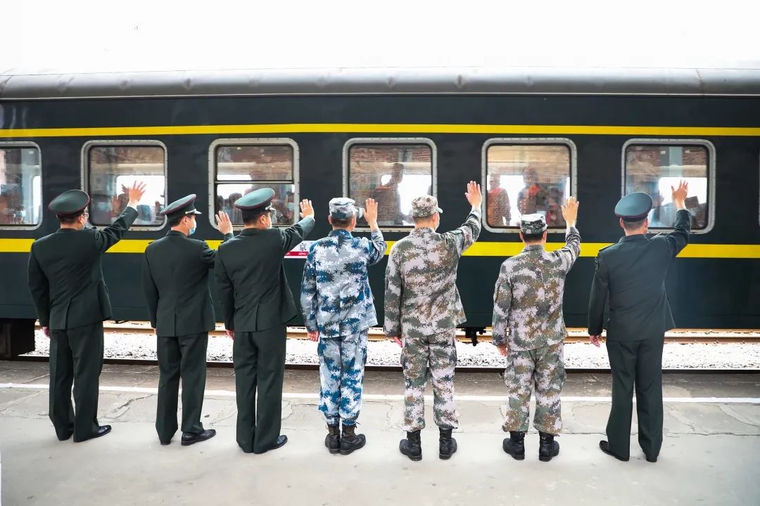 微观来宾简短而热烈的欢送仪式后,260名新兵踏上火车奔赴军营.