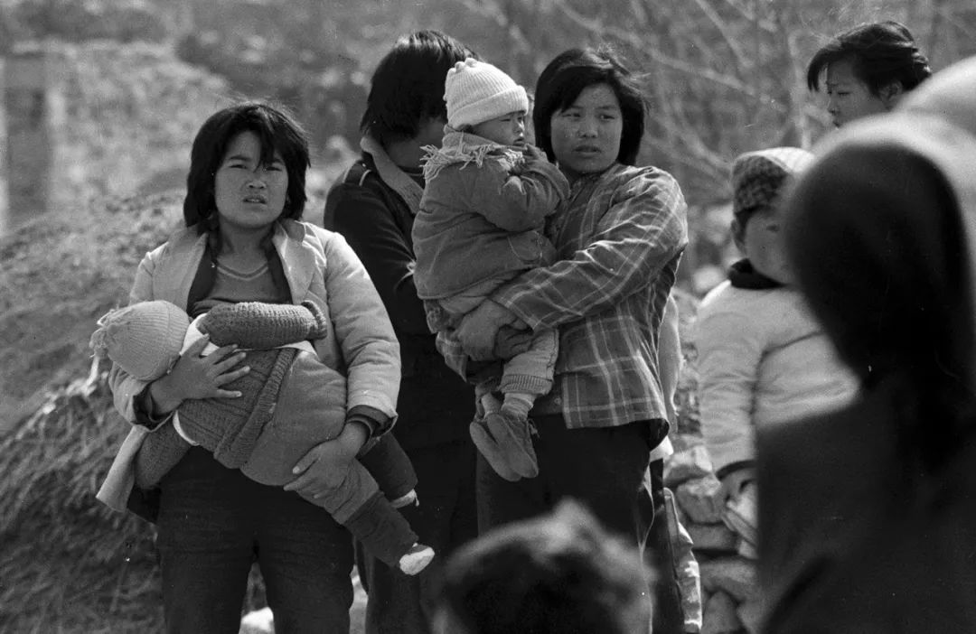 end李百军1955年出生于山东沂蒙山区农村家庭,从七十年代开始摄影