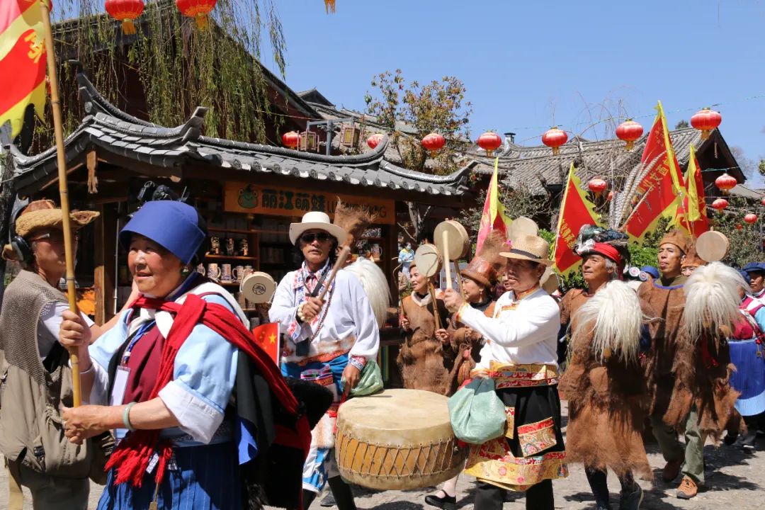 3月16日游客们在丽江古城畅快淋漓地享受了一场多元民族文化盛宴