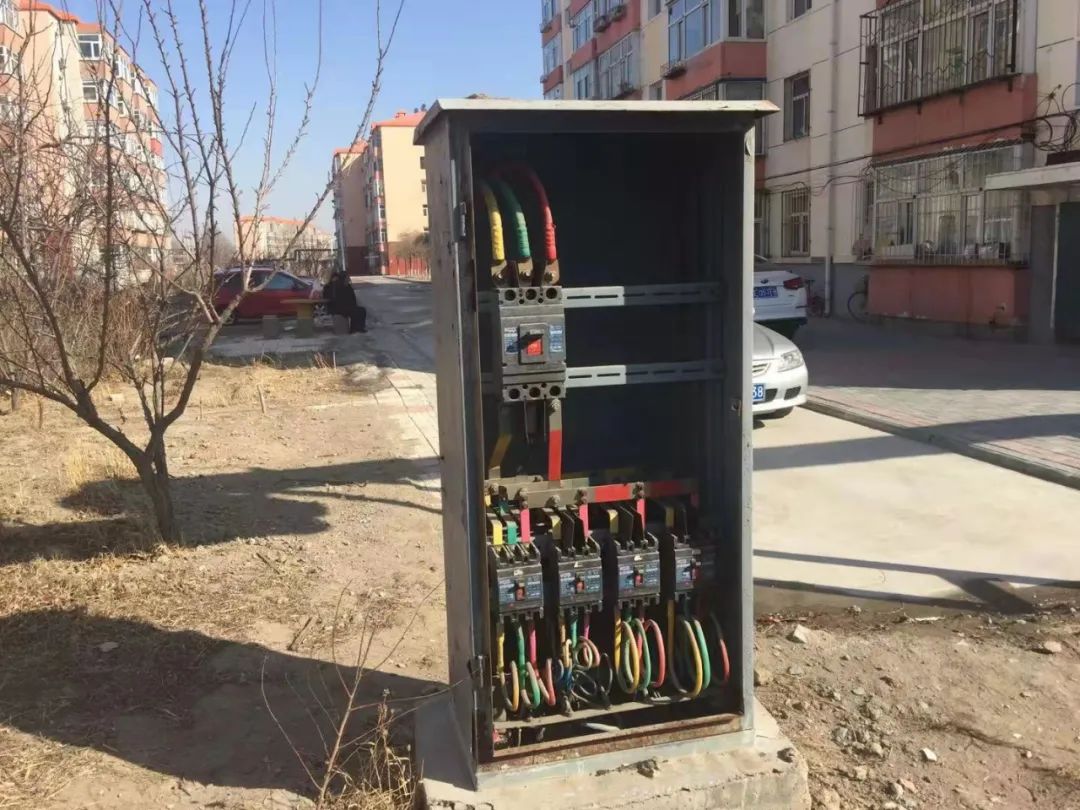 看着都危险这个小区高压电闸裸露在外