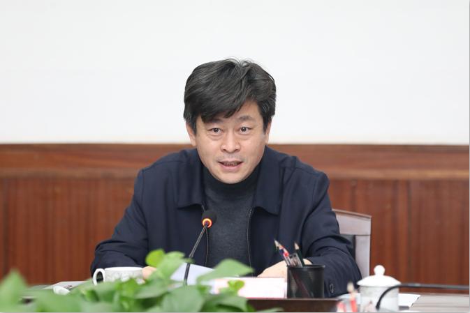 李哲在主持区委第161次常委会会议时强调:高质量高标准开展好党史学习