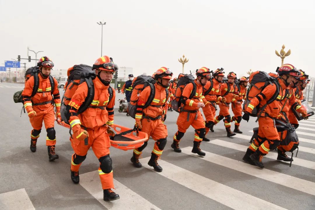 演练现场消防员飞天遁地紧急出动