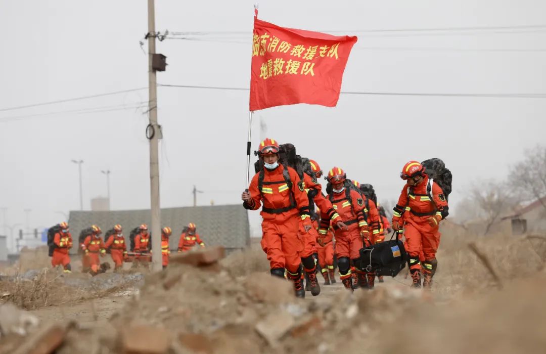 演练现场消防员飞天遁地紧急出动