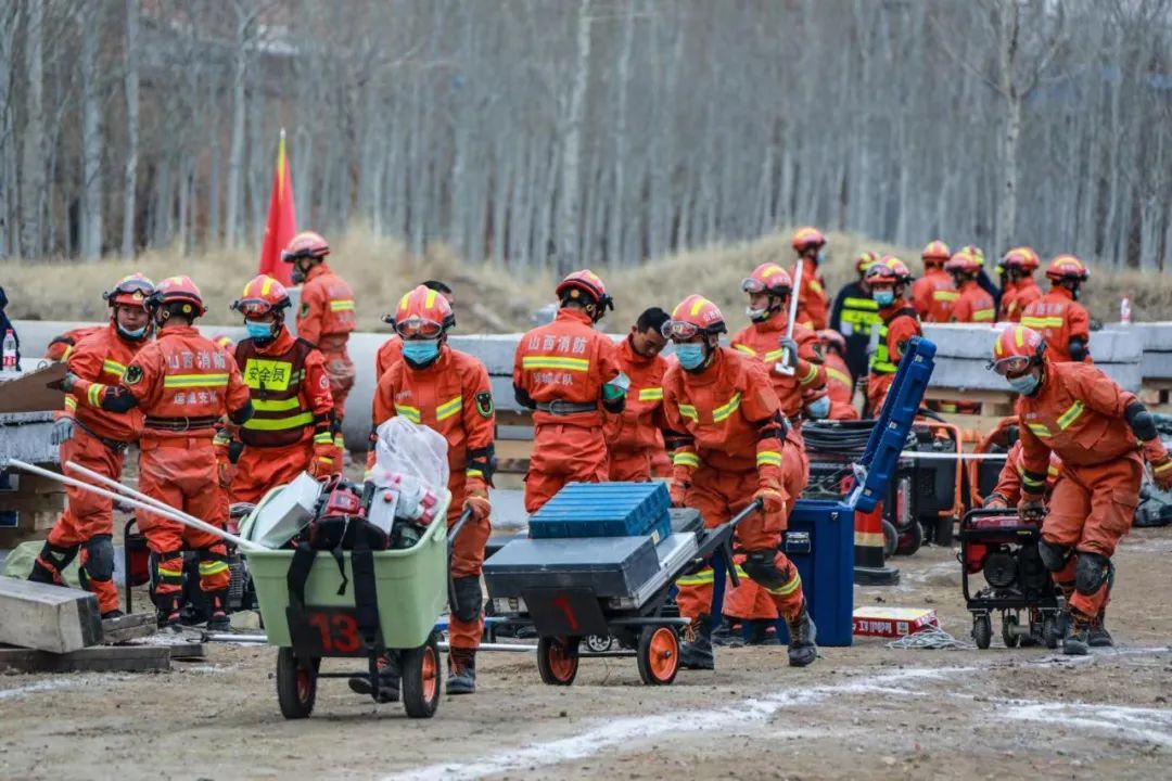 演练现场消防员飞天遁地紧急出动