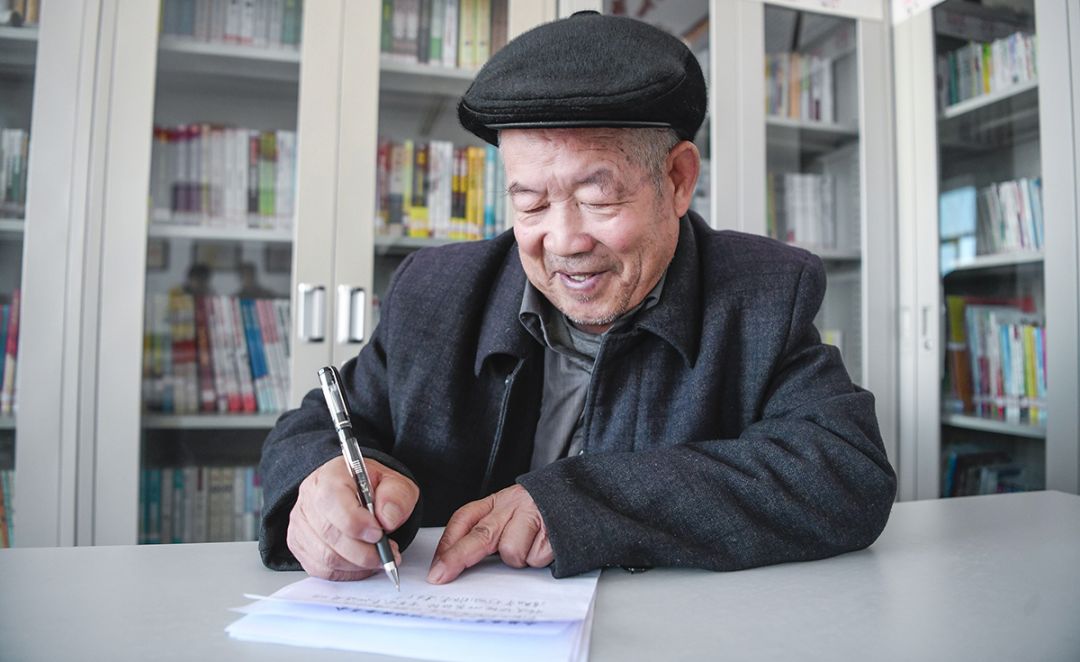 金定国在认真创作已经75岁的金定国是永昌县天锦苑社区的老党员,今年3