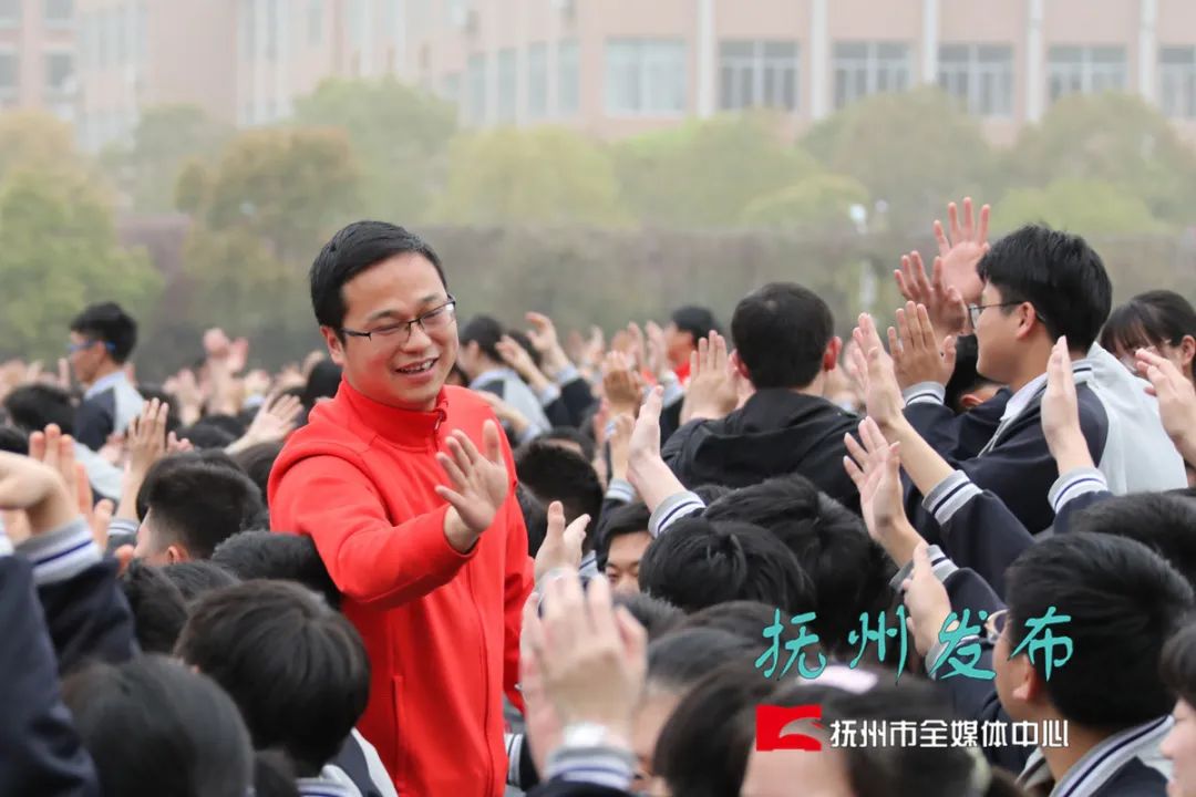 今天下午临川二中操场上这一幕让人热血沸腾附视频