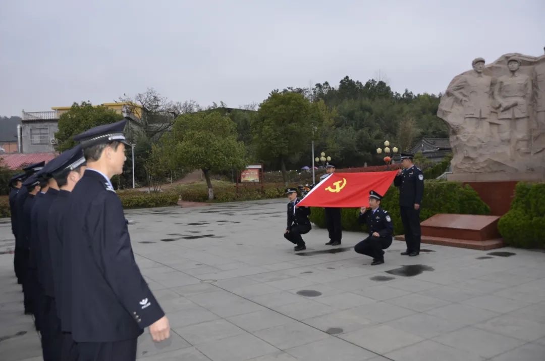 大家排列整齊,在桐柏縣政府黨組成員,公安局黨委書記,局長申凱的帶領