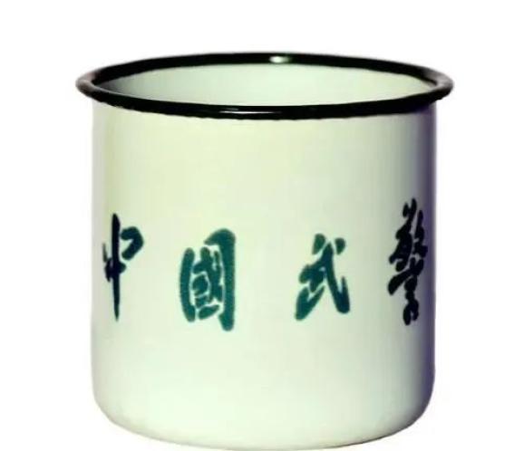 "军缸"和"军用茶缸"这样的叫法,甚至有时候也不叫"茶缸,而是叫"牙缸"