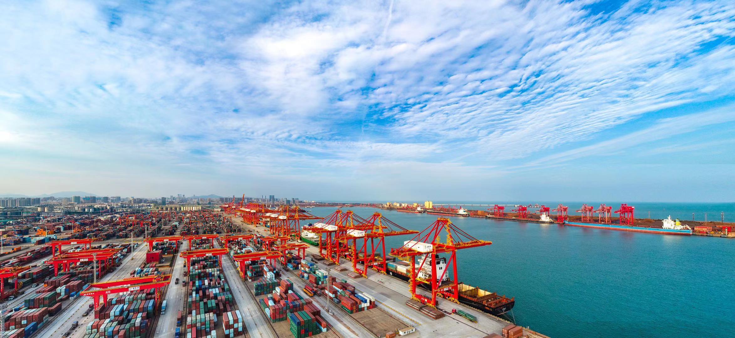 高速公路相接,腹地除吸引山东外,还承担着华北对外运输任务2日照港