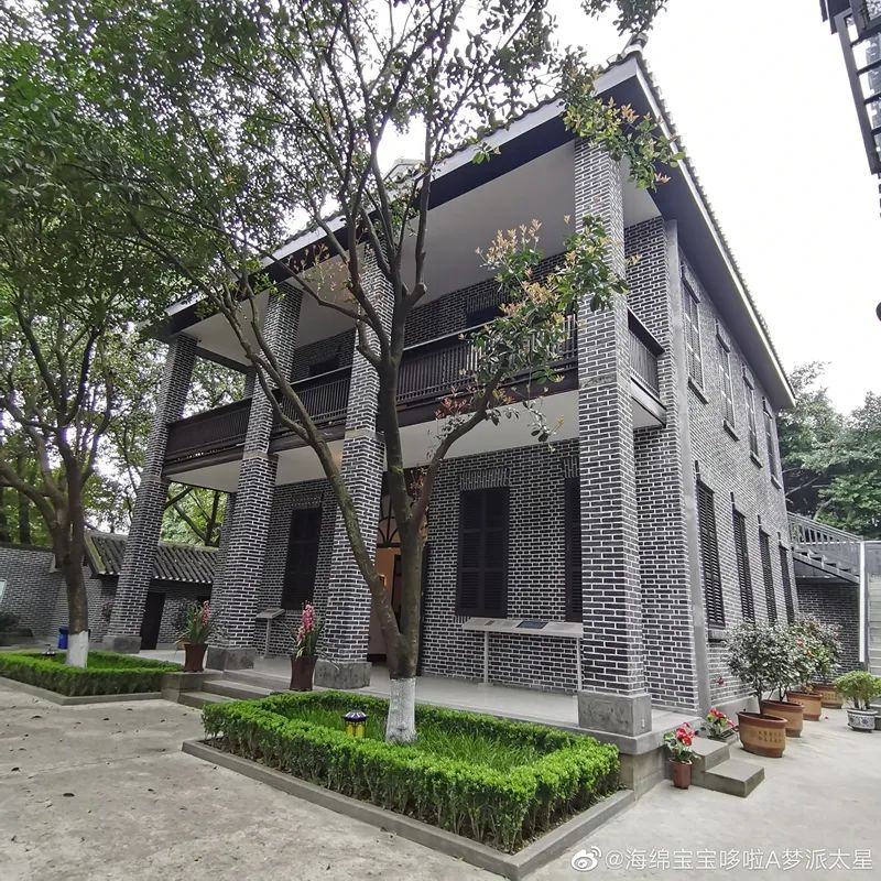 附近有周公馆,戴笠公馆,潘文华公馆,桂园,重庆谈判旧址,国民政府警察