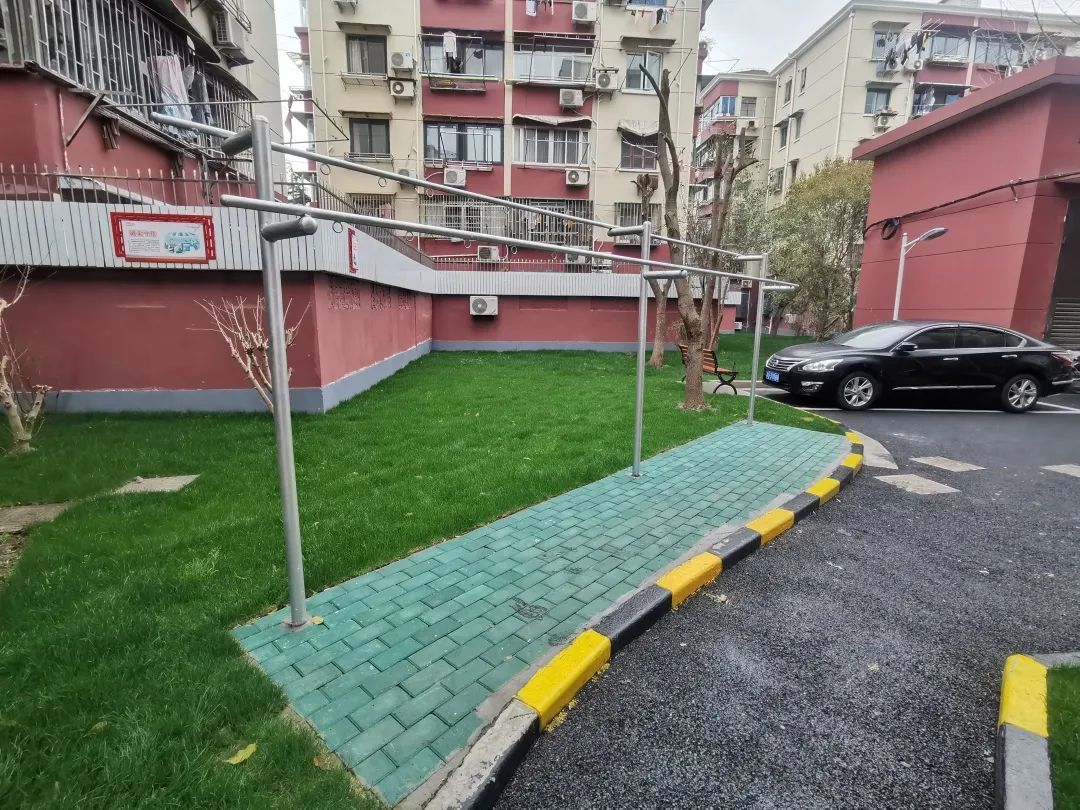 新增42把休闲椅,75个晾衣架,补种7000平方米绿植,小区的主要道路拓宽2