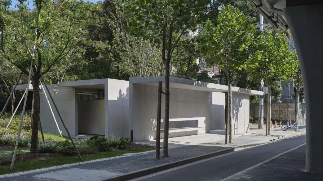 面向城市形成的灰空间,可为路过的人们提供临时休憩.