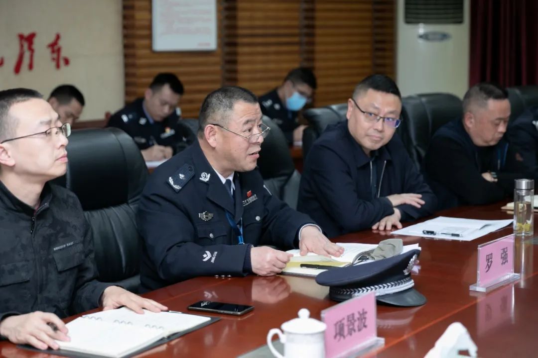 市委政法委综合督导科科长项景波,大竹县委政法委书记魏辉才陪同指导