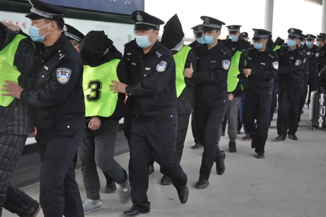 一分钟政法新闻诈骗团伙境外作案抓捕难警察叔叔呵呵春节不回来