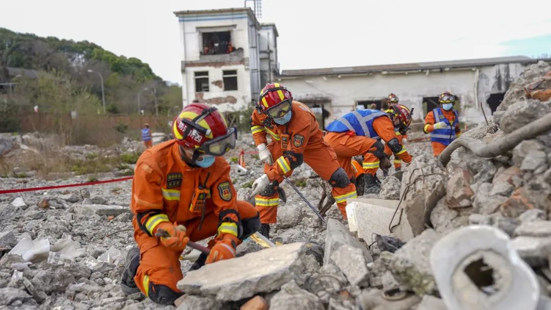 快救援地震演练消防员雷霆出击