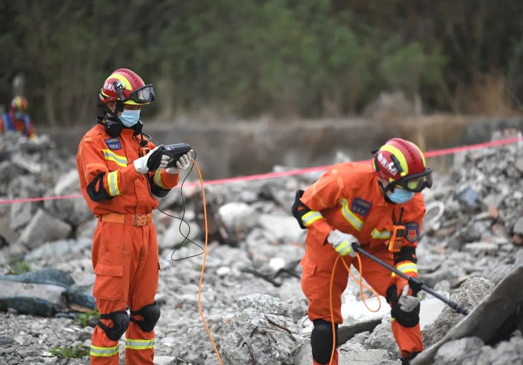 快救援地震演练消防员雷霆出击