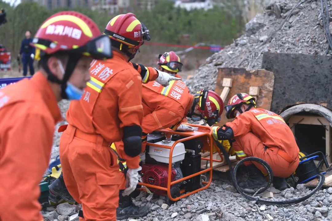 快救援地震演练消防员雷霆出击
