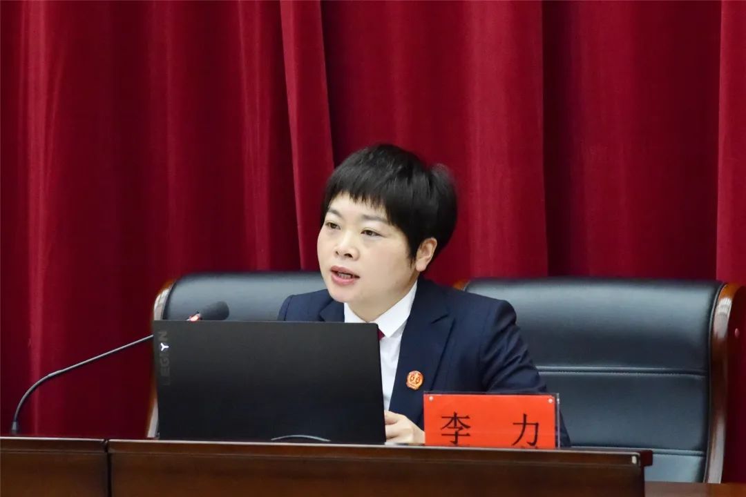 参会人员观看了全市两级法院违法违纪干警忏悔录警示片.