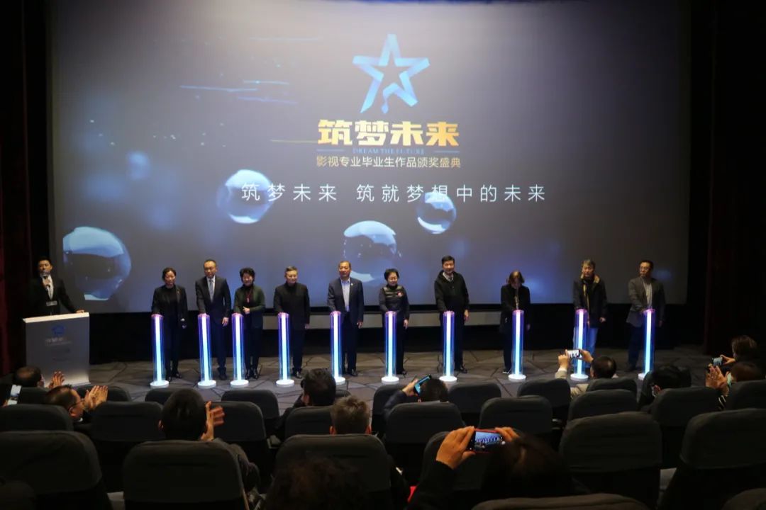 今天下午这个电影启动发布会在虹桥艺术中心开幕