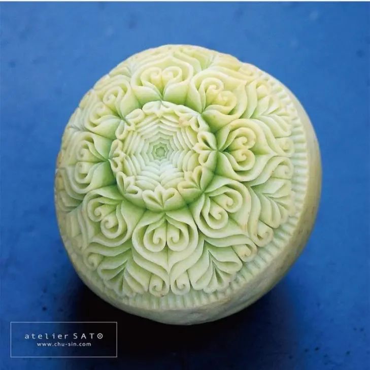 橙子和柠檬木瓜哈密瓜西瓜等到手艺越来越熟练的时候,佐藤便将刻刀